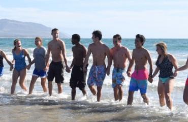 加州海滩上的学生